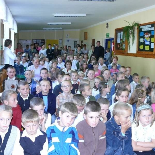 Ponad 100 uczniów Szkoły Podstawowej w Kapałowie wita nowy rok szkolny, który, być może, upłynie im pod znakiem wielu ciekawych wycieczek po całej Polsce.