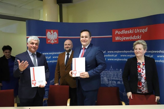 Piotr Rećko, starosta sokólski z umową na dofinansowanie (z prawej)
