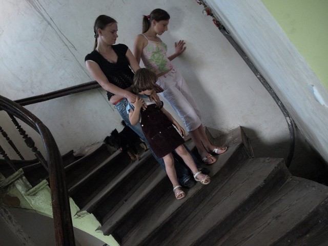 Martyna Kaluzynska stoi przy wielkiej dziurze w schodach. Obok Antonina Nowak i jej czteroletnia córka Marcelina, które przyjechaly do babci. &#8211; Dziecko nie zawsze widzi takie pulapki &#8211; mówi kobieta.