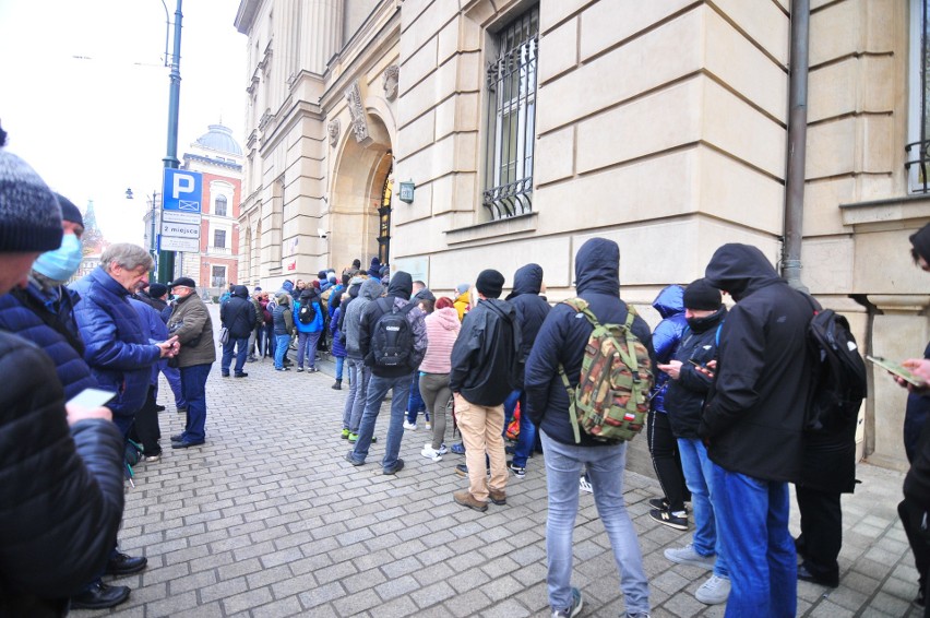 Kraków. Setki osób szturmują oddział NBP. Przyszli kupić banknot kolekcjonerski z Lechem Kaczyńskim [ZDJĘCIA]