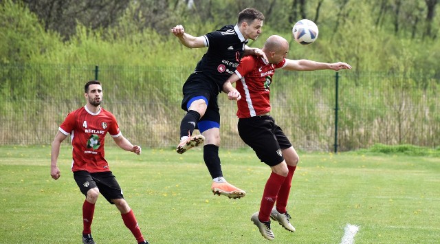 V liga Wadowice, LKS Rajsko - Niwa Nowa Wieś 2:2 (30 kwietnia 2022). Na zdjęciu: Mariusz Piskorek strzałem głową zdobywa drugą bramkę dla Niwy.