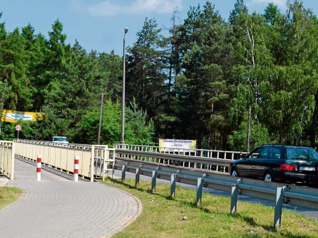 Kilka lat temu dla potrzeb ścieżki rowerowej w Samociążku, obok mostu, zbudowano kładkę. I tu kończy się ścieżka. Dlaczego?