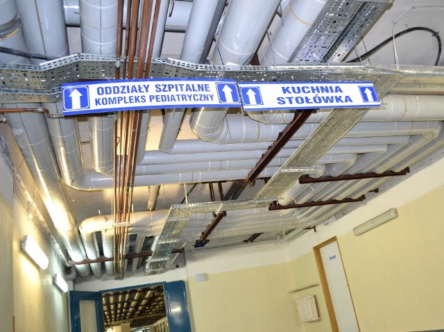 Podziemne korytarze są oznakowane tablicami, bo naprawdę można w nich zabłądzić.  Tunelami można dojść do każdego oddziału i obiektu szpitala.
