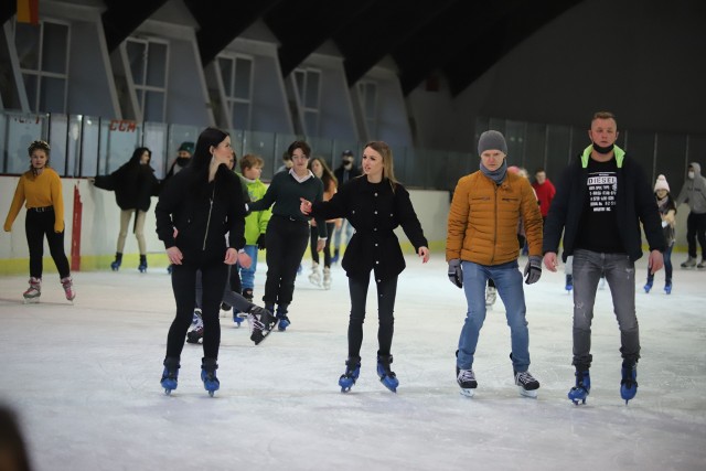 Miejskie lodowiska Retkinia i Bombonierka w ferie biją rekordy popularności. Na łyżwy przychodzą całe rodziny i grupy przyjaciół.