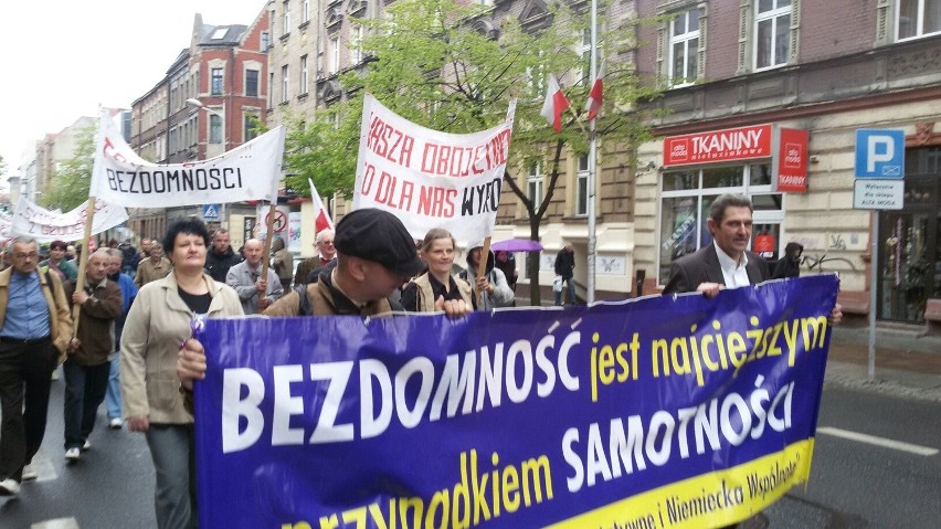 Marsz bezdomnych i wykluczonych 1 Maja w Katowicach....
