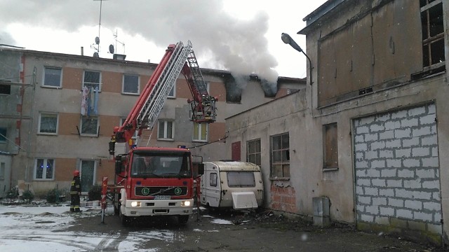 W poniedziałek przed południem koszalińscy strażacy zostali wezwani do pożaru w budynku socjalnym przy ulicy Wakacyjnej. Pożar wybuchł w jednym z mieszkań na piętrze. Na szczęście nic nikomu się nie stało.Zobacz także: Białogard: Olbrzymi pożar opuszczonej hali w Białogardzie 