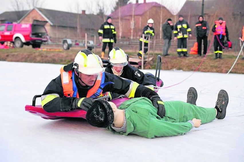 Baranów Sandomierski. Druhowie na lodzie ćwiczyli jak ratować tonących ludzi [ZDJĘCIA]