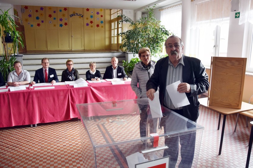 Głosowanie w wyborach parlamentarnych w Miastku. Bez incydentów (zdjęcia) 