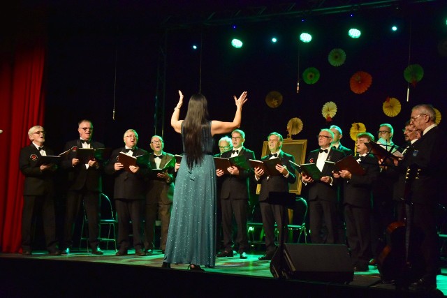 Koncert najstarszego żnińskiego chóru Moniuszko z okazji imienin patrona, to już tradycja. Jak zwykle koncert zgromadził pełną salę publiczności.