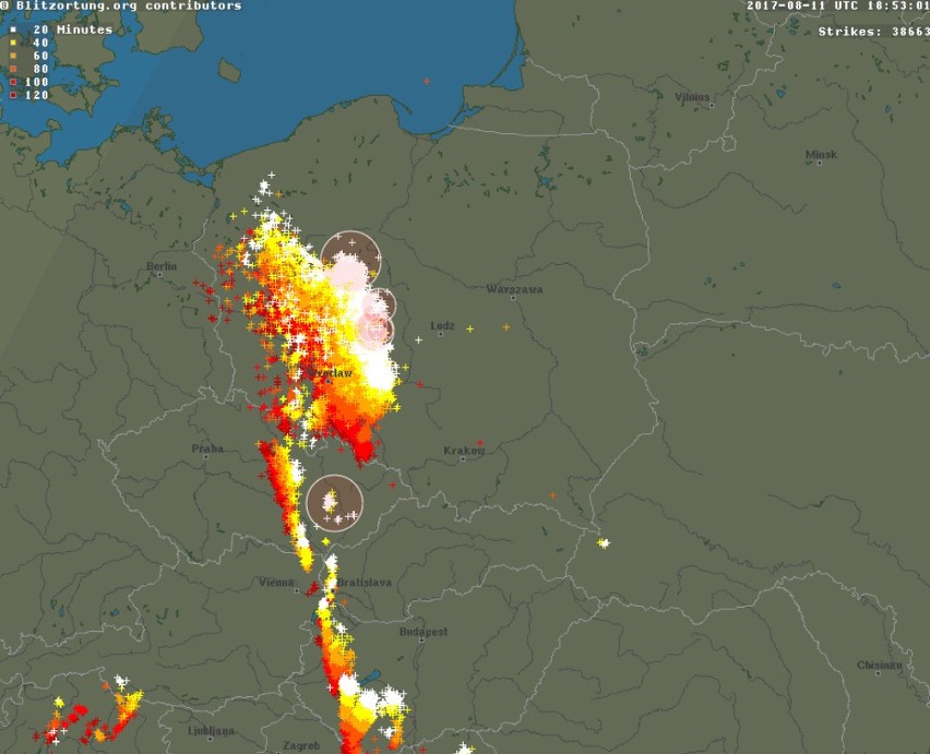 wyładowania atmosferyczne w chwili, gdy układ burzowy...