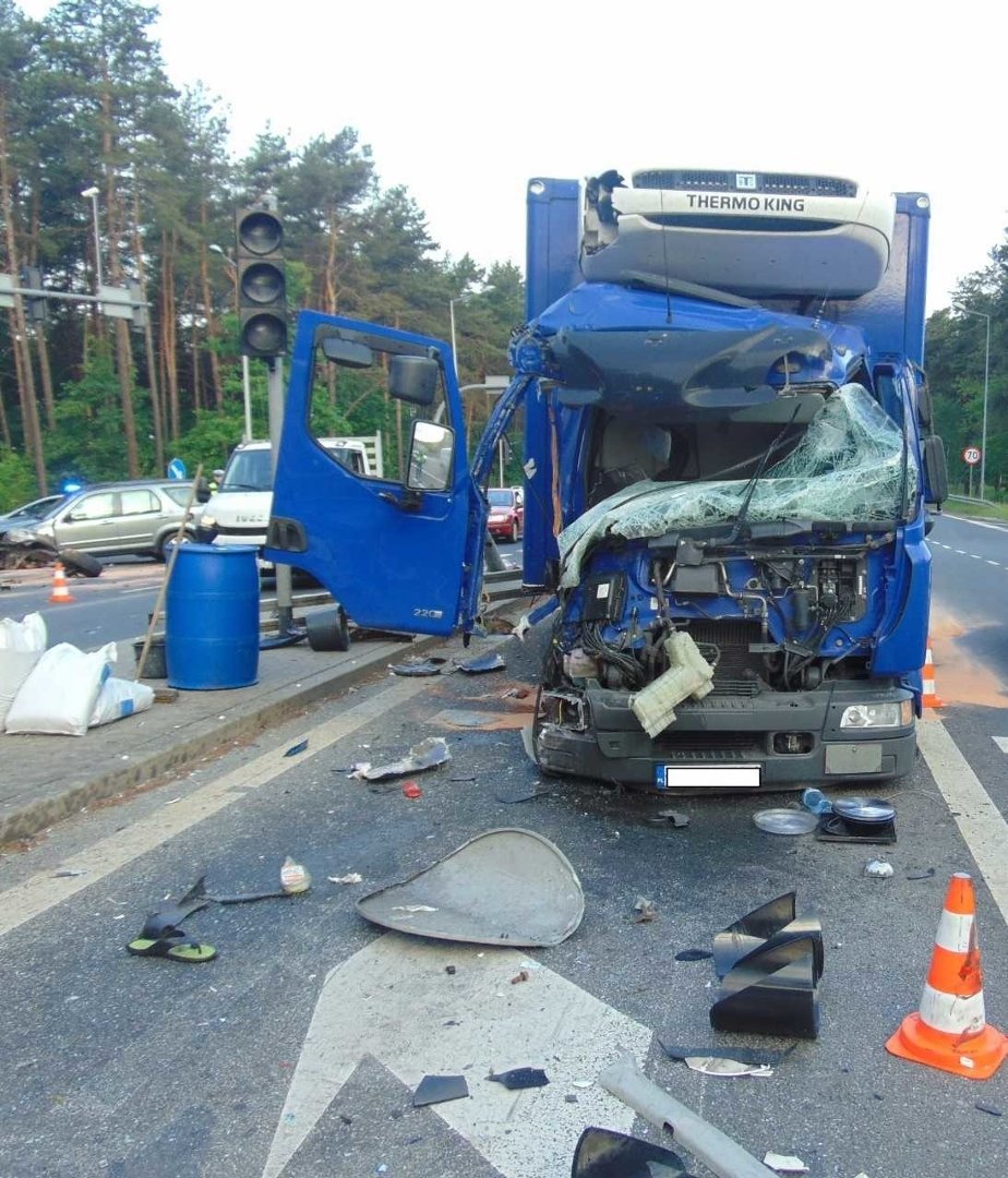 Poważny Wypadek W Olkuszu. Zderzyły Się Dwie Ciężarówki I Samochód Osobowy [Zdjęcia] | Gazeta Krakowska