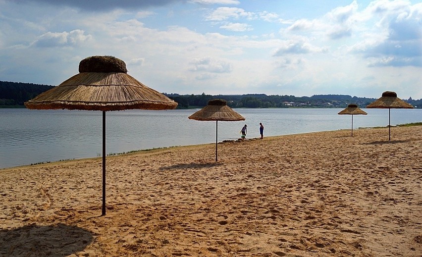 Nad Zalewem Brodzkim powstała plaża jak na Hawajach