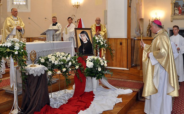 Relikwie św. Faustyny Kowalskiej wprowadził do szubińskiego kościoła ks. bp. Krzysztof Włodarczyk, ordynariusz diecezji bydgoskiej