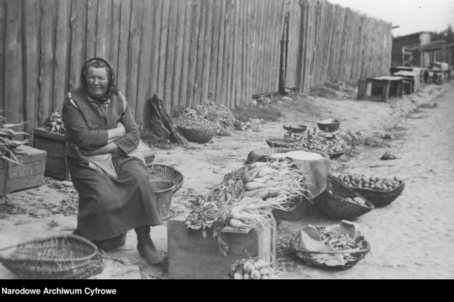 Kobieta sprzedająca warzywa na straganie, na targu w Pińsku na początku lat 30. XX wieku.
