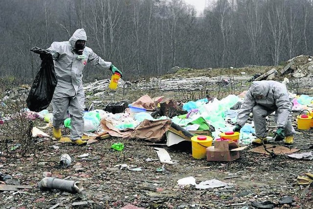 Odpady medyczne pojawiają się na  dzikich wysypiskach w lasach.