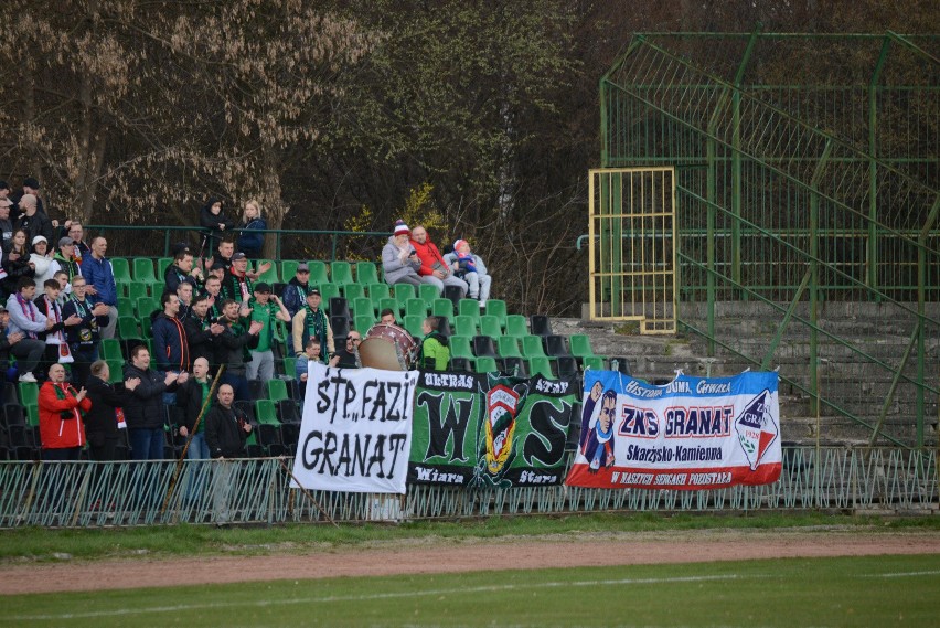 Hummel 4. Liga. Byliście na meczu Staru Starachowice z Granatem Skarżysko-Kamienna? Szukajcie się na zdjęciach