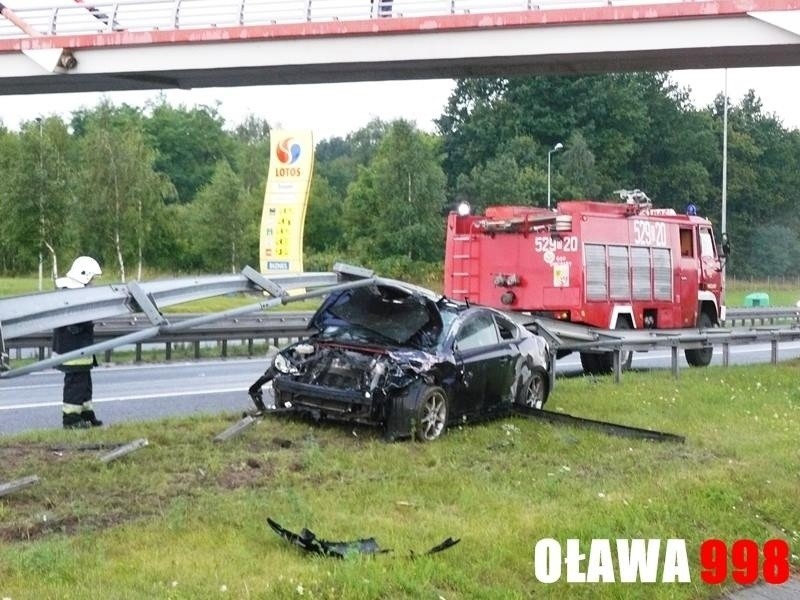 Groźnie wyglądający wypadek na A4. Toyota uderzyła w barierę energochłonną (ZDJĘCIA)