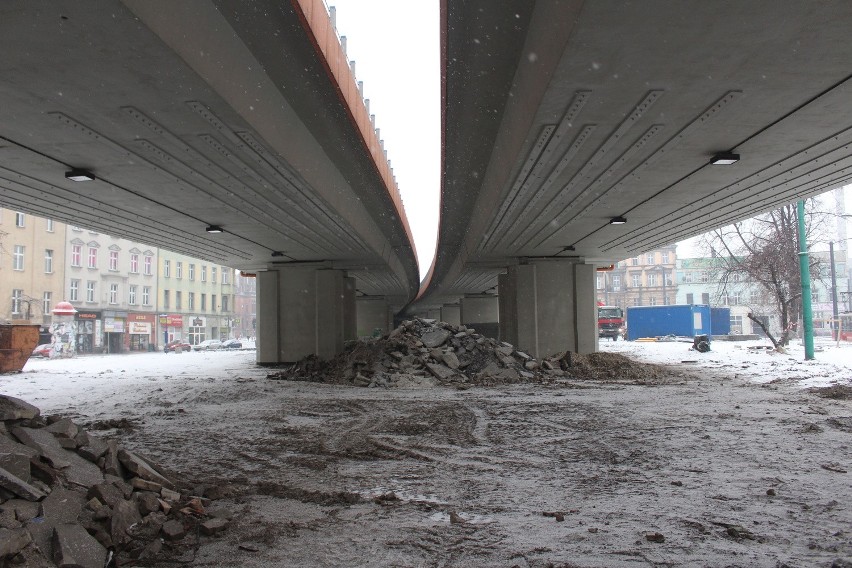 Piesi swobodnie chodzą po rynku, także po torowisku. Trudno...