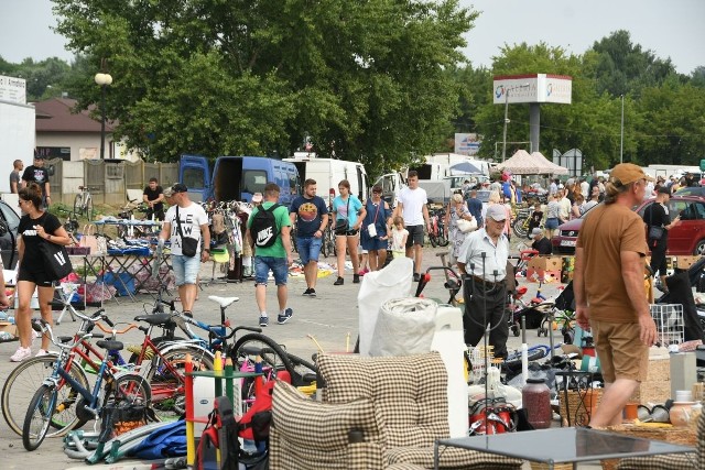 W sobotę, 17 lipca na giełdzie w Sandomierzu nie brakowało przepięknych staroci, które zawsze znajdują swoich amatorów. Oprócz nich można też było znaleźć sprzęty, które przydadzą się w domu, ogrodzie, również zabawki i rowery.