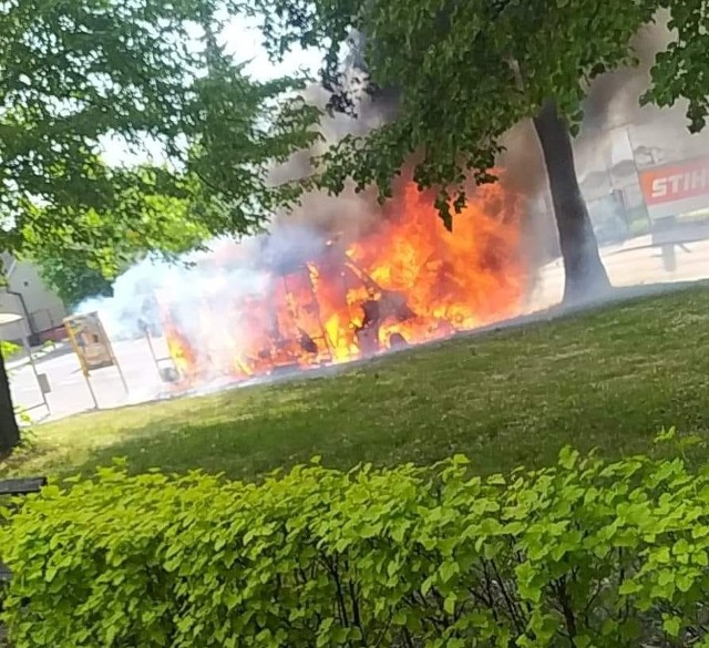 Na ul. Zawierciańskiej w Kluczach w ogniu stanął osobowy bus i spłonął doszczętnie