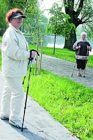 Elżbieta Boguska (po lewej) mija się w drodze z panią Danutą. Nordic walking to sposób na zdrowie.