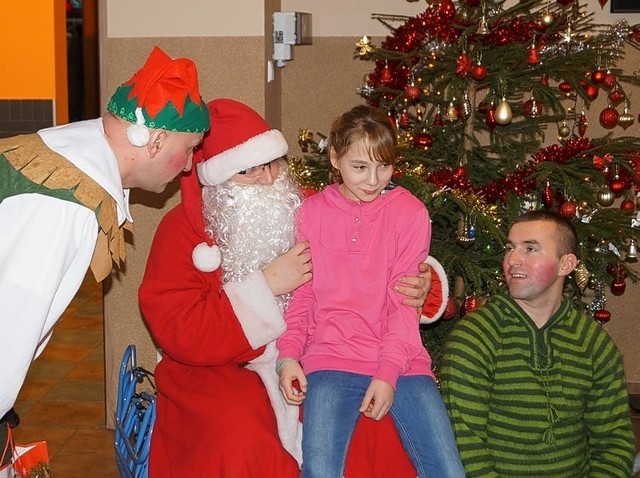 Dzieci były bardzo przejęte wizytą Św. Mikołaja.