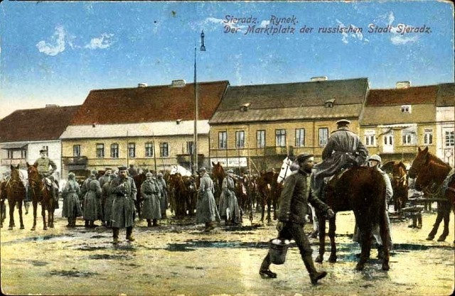 2 listopada 1914 - I wojna światowa, walki o Sieradz. O godz. 6 rano na ulicach Sieradza pojawił się oddział 60 Kozaków, którzy zajęli miasto i wypędzili wojska niemieckie, które zajmowały Sieradz od sierpnia 1914. Na zdjęciu żołnierze niemieccy na sieradzkim rynku, 1915.