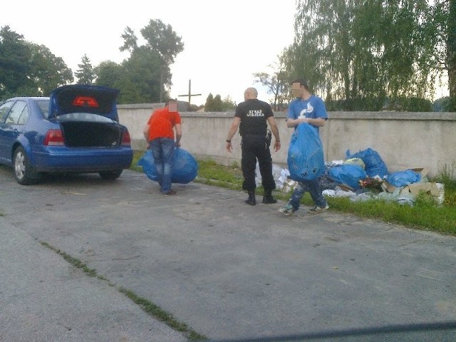 22-latek z gminy Brody musiał posprzątać swoje śmieci, które podrzucił w Starachowicach.