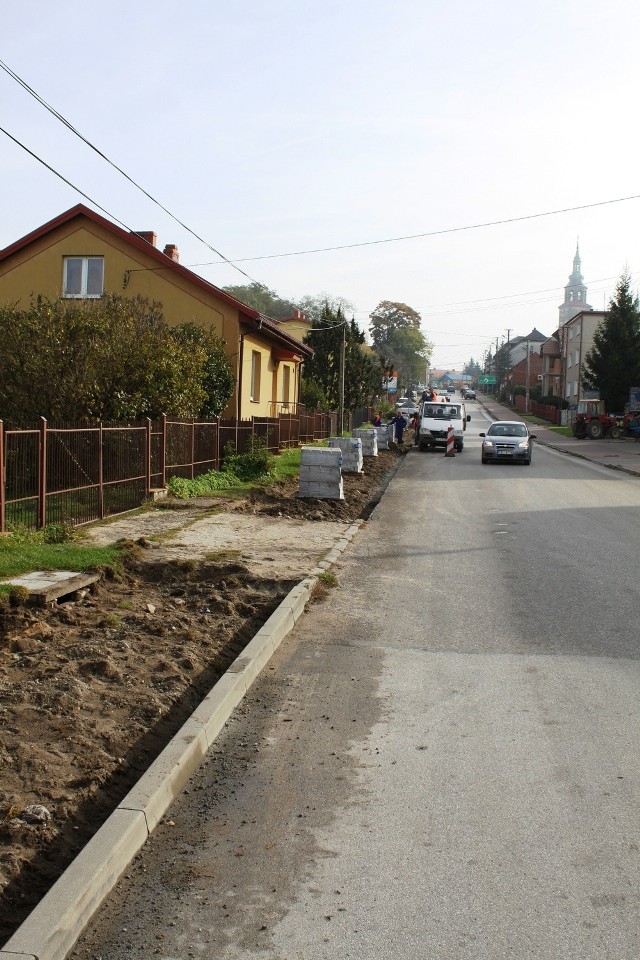 Chodnik przy ulicy Przedborskiej w Łopusznie ma być położony do końca października