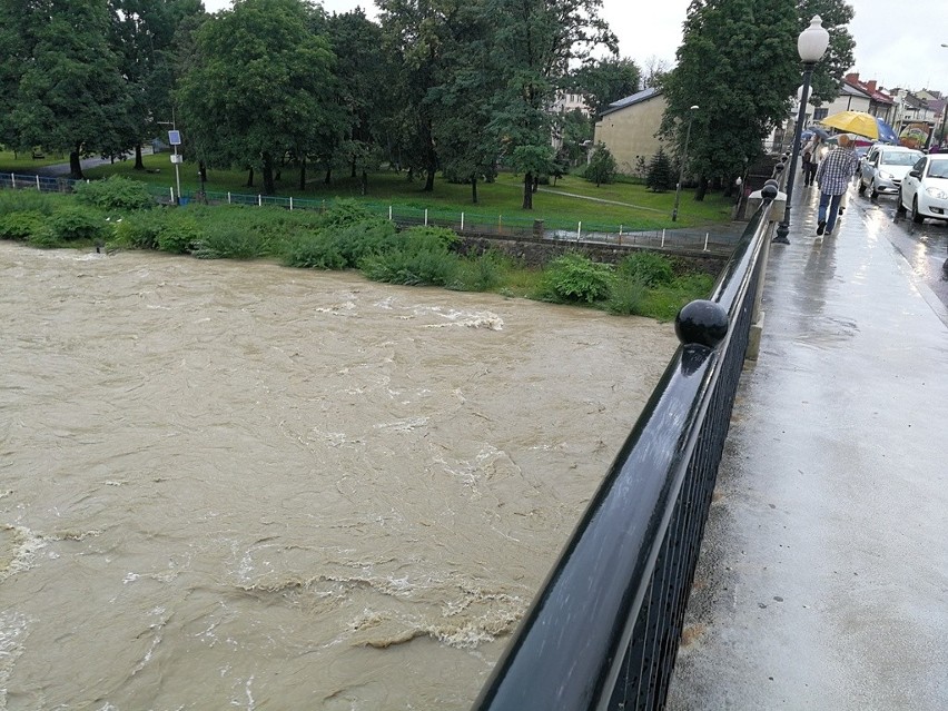 Przekroczone stany alarmowe na Dunajcu i Kamienicy. Najwyższy stopień zagrożenia