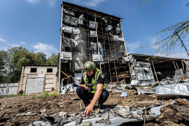 Eksperci kryminalistyczni Narodowej Policji Ukrainy badają fragmenty rosyjskiego pocisku przeciwlotniczego systemu S-300, który spadł w nocy z 20 na 21 sierpnia bm. do zakładu przetwórstwa nasion we wsi Dokuczajewsk