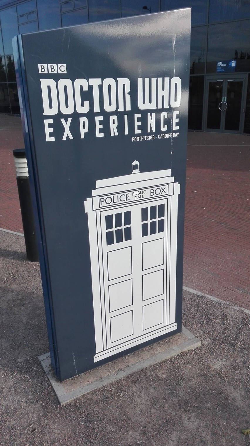 Znak przed wejściem do muzeum Doctor Who Experience w...