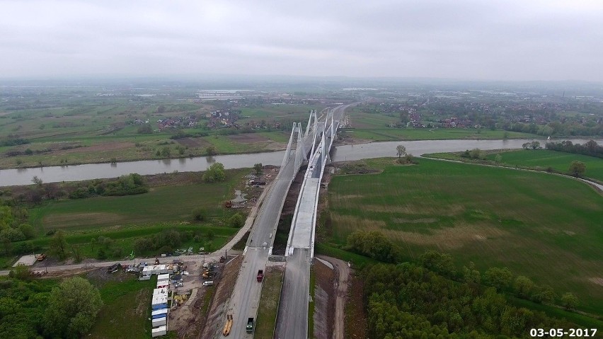Nowy most w Krakowie prezentuje się znakomicie! [ZDJĘCIA]