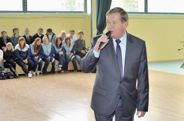 Tadeusz Urbańczyk najpierw głosował za przekazaniem szkoły stowarzyszeniu rządzonemu przez MN, potem prowadził z nim mediacje, a na koniec został przez nie zatrudniony.