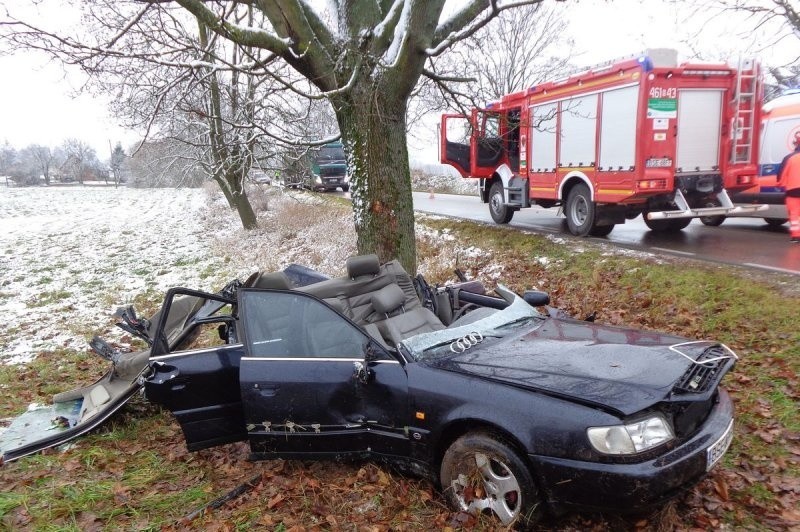 Marynowo. Tragiczny wypadek. Audi uderzyło w drzewo. Zginął kierowca
