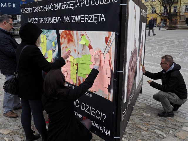 W niedzielę w południe, przemyślanie przeprowadzili spontaniczną akcję. Karteczkami samoprzylepnymi zasłonili drastyczne zdjęcia na wystawie antyaborcyjnej, która od 8 marca stoi na Rynku w Przemyślu.Zobacz także:Policja sprawdza antyaborcyjną wystawę w Przemyślu