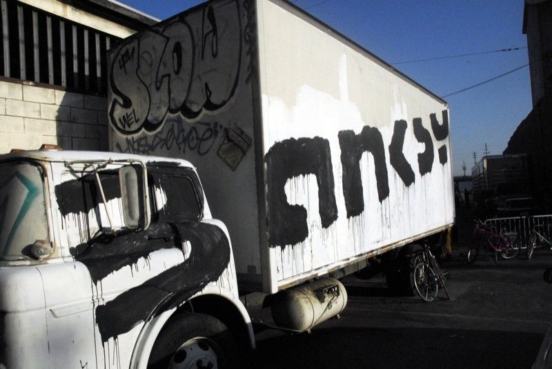 Podpis Banksy’ego na białej ciężarówce