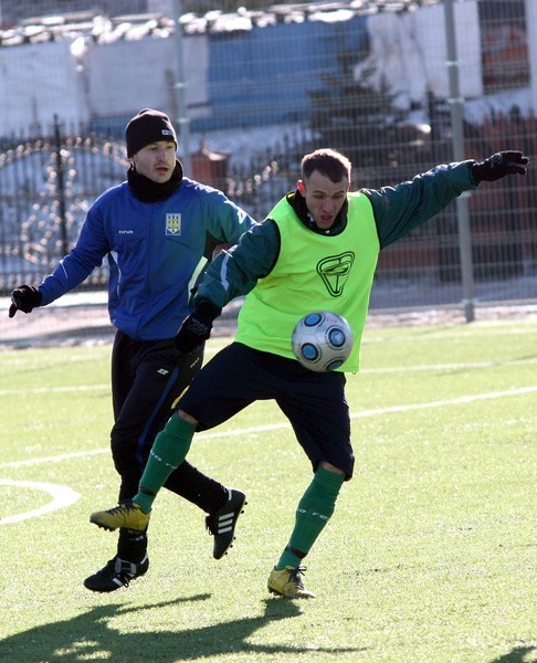 Piłkarze Stali Stalowa Wola (z prawej Wojciech Białek) pokonali w sparingu w Ożarowie Juventę Starachowice.