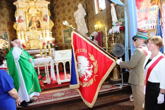 Szkoła Podstawowa w Rembieszycach otrzymała sztandar. Na zdjęciu uroczyste poświęcenie.