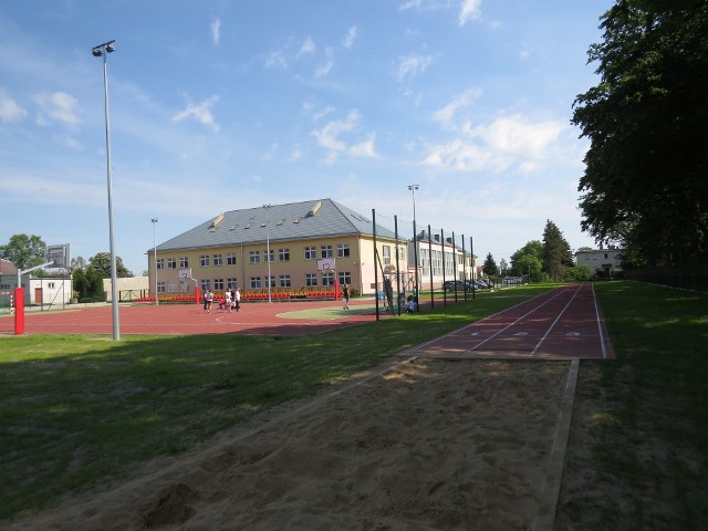 Wielofunkcyjne boisko przy Zespole Szkolno-Przedszkolnym w Bądkowie jest już gotowe i młodzież z niego korzysta. Oficjalne otwarcie w duchu i w oprawie olimpijskiej zaplanowano na 2 czerwca.
