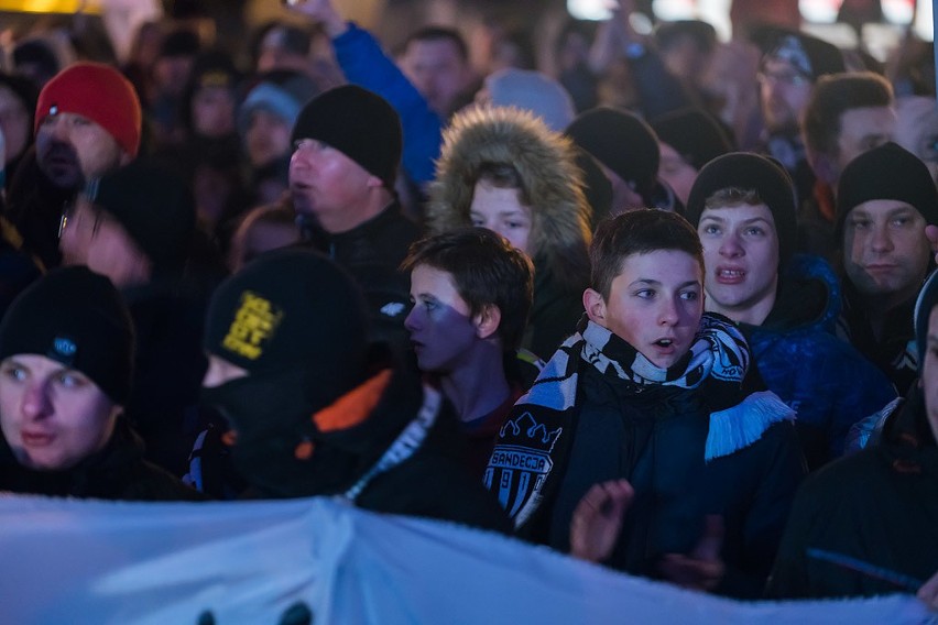 Kibice Sandecji Nowy Sącz chcą nowoczesnego stadionu i manifestowali przed sądeckim ratuszem [ZDJĘCIA, WIDEO]