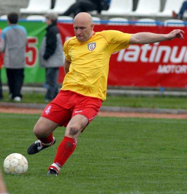 ANDRZEJ PUCHACZ37 lat, 174 cm, 78 kg. Karierę rozpoczynał w Medyku Cibórz, najdłużej bronił barw Pogoni Świebodzin, gdzie przez lata był liderem. Grał też w Lechii Zielona Góra, Śląsku Wrocław, Steinpolu Ilance Rzepin i lidze niemieckiej, obecnie w Błękitnych Toporów. Mąż Małgorzaty, ojciec dziesięcioletniego Tymoteusza. Pracuje w OSiR-ze w Świebodzinie.