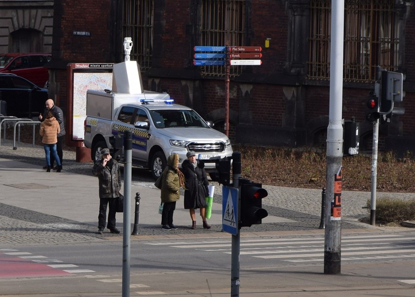 Sześć mandatów w godzinę. Kamera straży w centrum Wrocławia