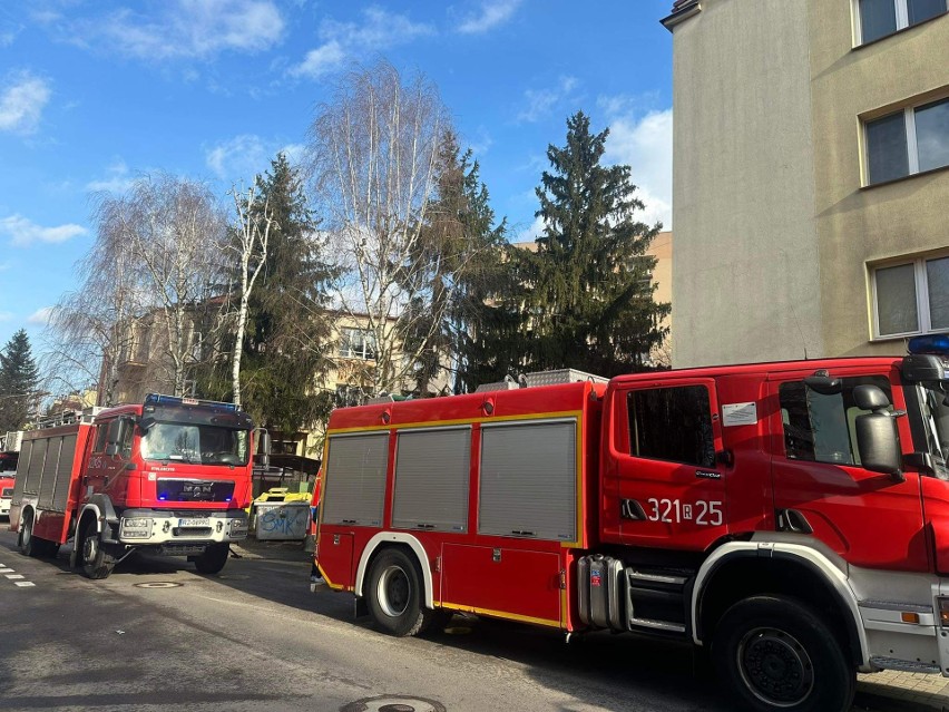 Pożar w bloku przy ul. Lenartowicza w Rzeszowie. Ogień pojawił się na 4. piętrze [ZDJĘCIA]