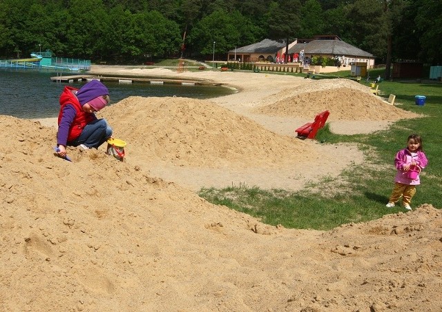 Tylko na plażę przy jeziorze Głębokim trafi około 600 ton czystego piasku. Świeży piasek pojawi się też na dwóch innych szczecińskich kąpieliskach, czyli na Dziewokliczu i w Dąbiu. 