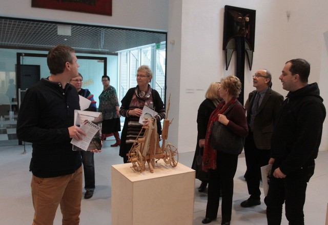 Zwiedzający z uwagą oglądali  dzieła sztuki współczesnej prezentowane na nowej wystawie w Elektrowni "Specimen".
