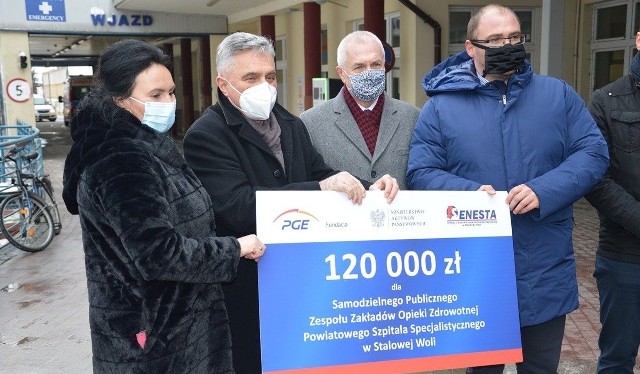 Czek dla szpitala w Stalowej Woli odbierają naczelna pielęgniarka Beata Koń i doktor Andrzej Komsa.