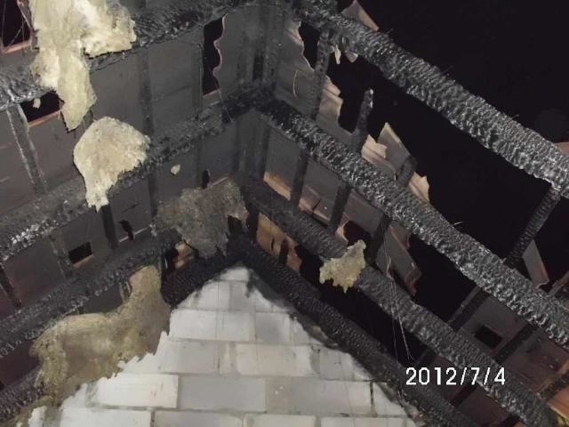 Więźba dachowa na domu w Śladkowie Małym w gminie Chmielnik zapaliła się od uderzenia pioruna.