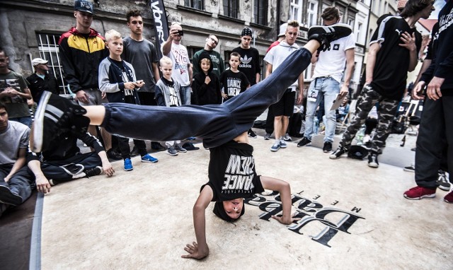 Ogólnopolskie Zawody Tańca Ulicznego - Urban Dance Meeting. Zaprezentują się tancerze z całej Polski, w pięciu kategoriach tanecznych: 1vs1: hip hop dance, breaking, popping, locking oraz house dance.  Zobacz też: Urban Dance w 2015 roku