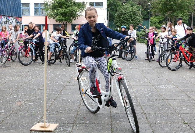 Najpierw test z przepisów, obsługi technicznej roweru i pierwszej pomocy, a na końcu jazda zgodnie z zasadami ruchu. Egzamin na kartę rowerową to wcale nie jest formalność! Dziś zdawali go uczniowie zespołu szkół na os. Lotnisko w Grudziądzu. Egzaminował Stanisław Jabłoński, kierownik grudziądzkiego oddziału Wojewódzkiego Ośrodka Ruchu Drogowego.